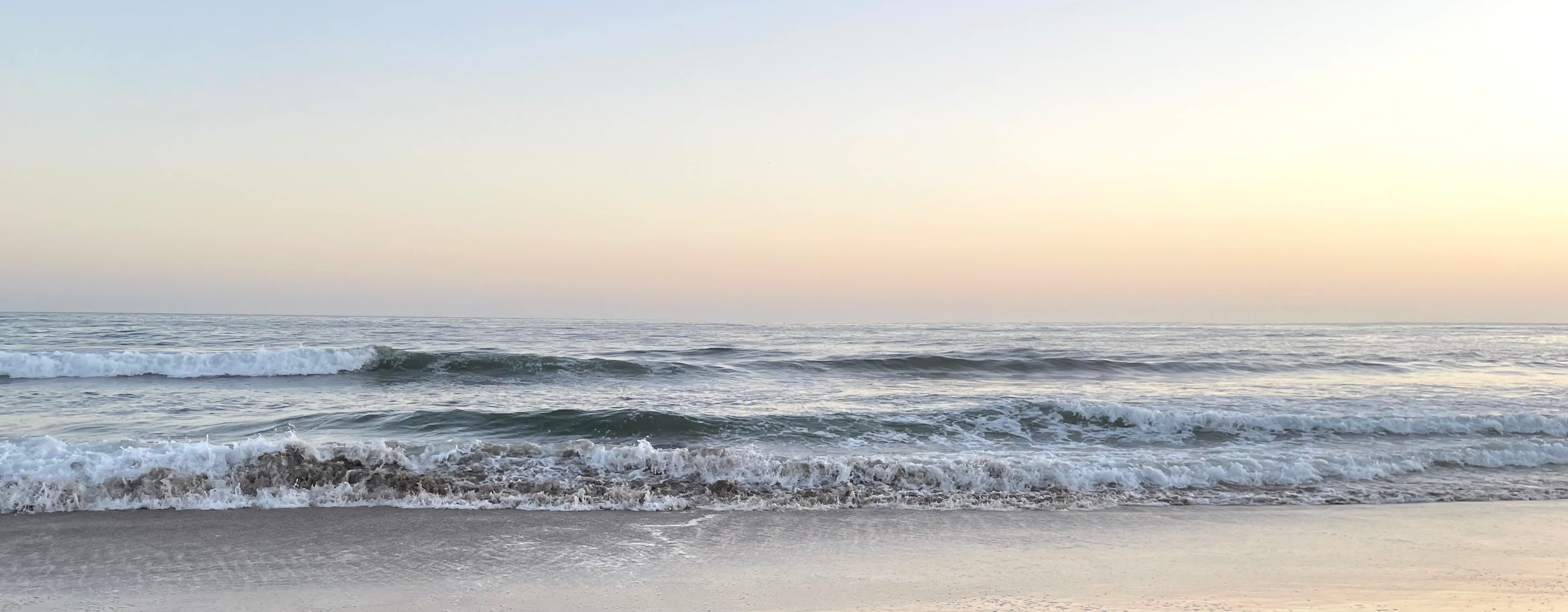 horizon view of the ocean with white sea foam waves on a clean beach, symbolizing Samson California's coastal bioactive mists; original proprietary photography from the Samson California Field Study Archive.